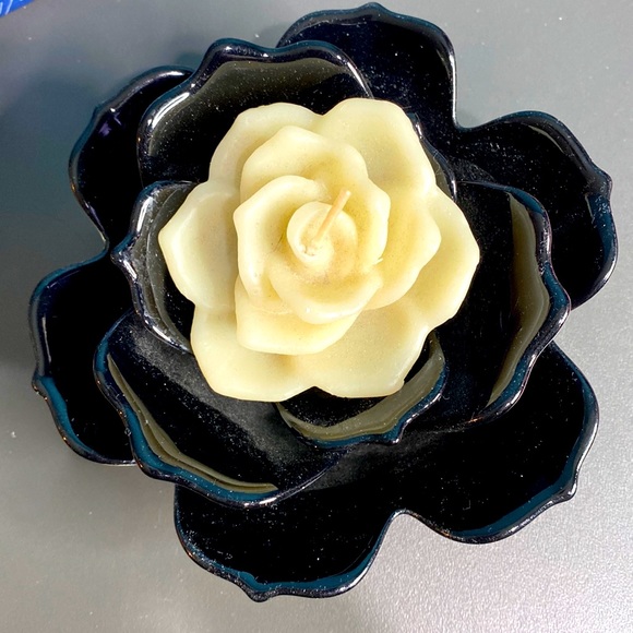 Rose candle and holder - Picture 1 of 1